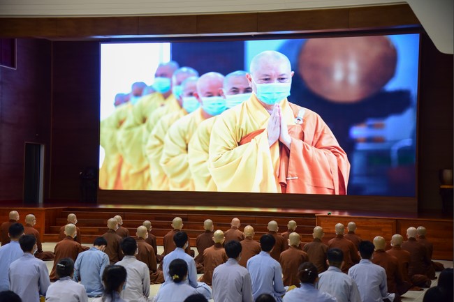 Taking comments to complete recording visual images in the rain season retreat